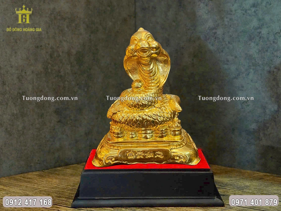 Toàn bộ bề mặt vật phẩm được dát vàng 9999 sang trọng